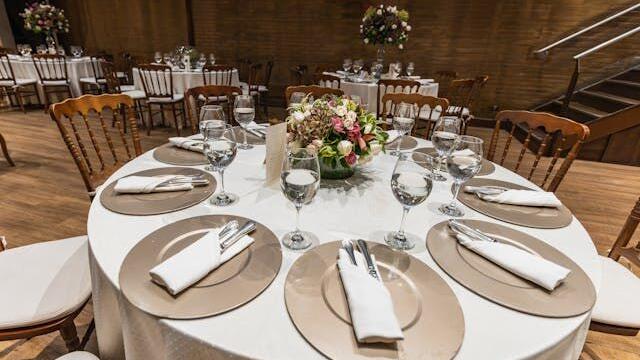 Assigned Seating VS Open Seating at a Wedding: A Comprehensive Guide